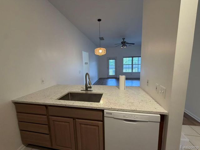 2710 S Knightsbridge Circle, Ann Arbor, MI 48105