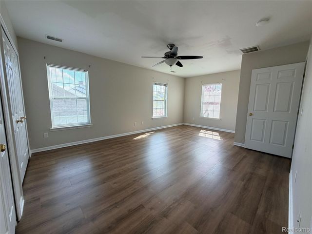 2710 S Knightsbridge Circle, Ann Arbor, MI 48105