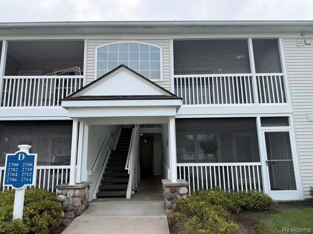 2710 S Knightsbridge Circle, Ann Arbor, MI 48105