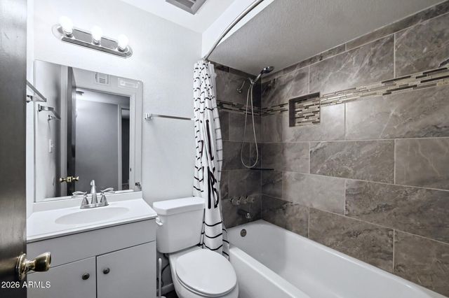 3217 W BANFF Lane, Phoenix, AZ 85053
