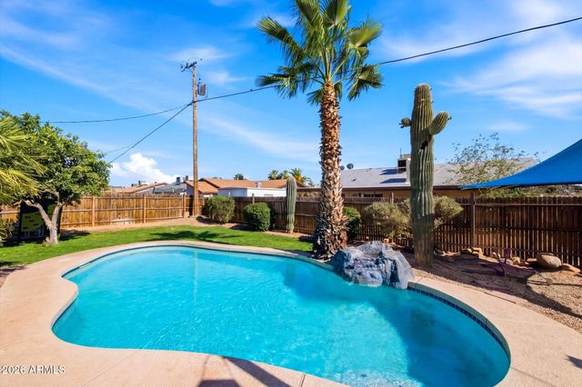 3217 W BANFF Lane, Phoenix, AZ 85053