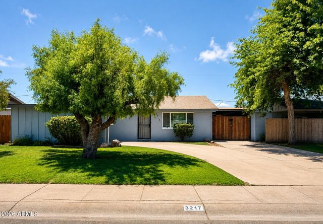 3217 W BANFF Lane, Phoenix, AZ 85053