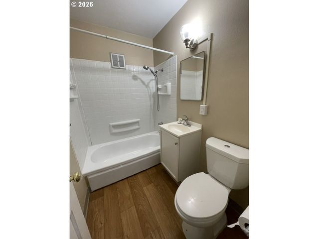 8636 Ne HOLLADAY St, Portland, OR 97220
