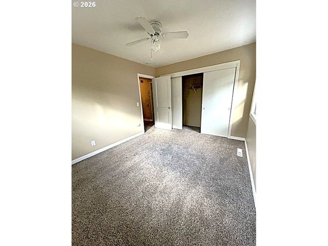 8636 Ne HOLLADAY St, Portland, OR 97220