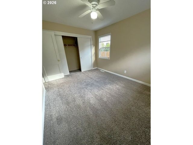 8636 Ne HOLLADAY St, Portland, OR 97220