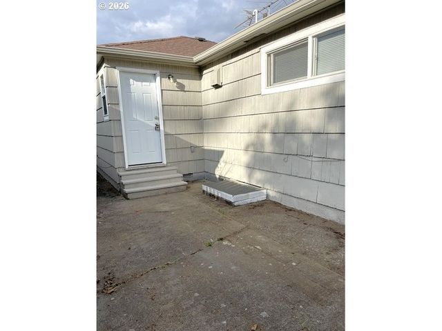 8636 Ne HOLLADAY St, Portland, OR 97220