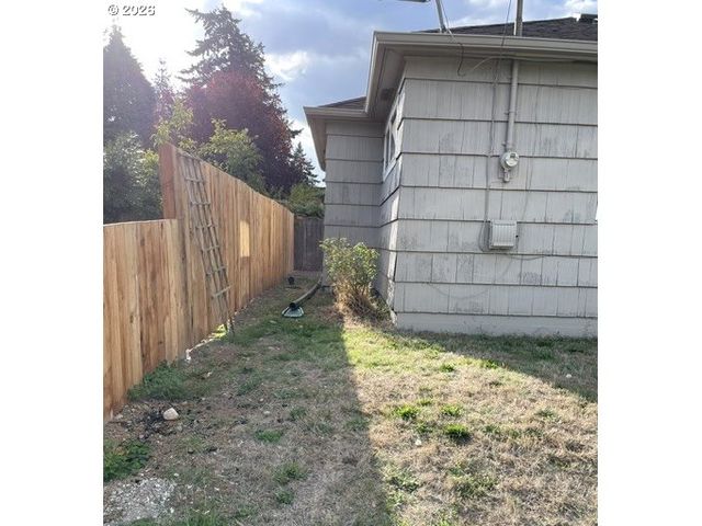8636 Ne HOLLADAY St, Portland, OR 97220