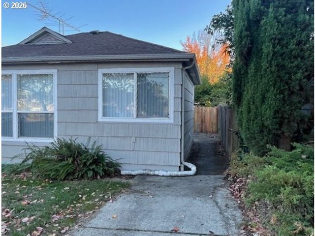8636 Ne HOLLADAY St, Portland, OR 97220
