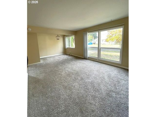 8636 Ne HOLLADAY St, Portland, OR 97220