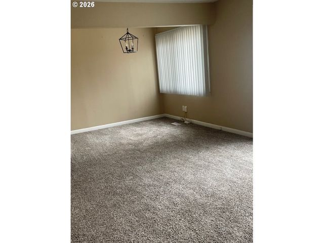 8636 Ne HOLLADAY St, Portland, OR 97220