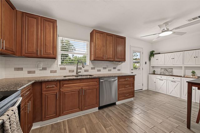 901 Temple Circle, Hitchcock, TX 77563