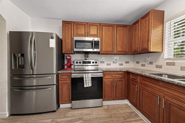 901 Temple Circle, Hitchcock, TX 77563