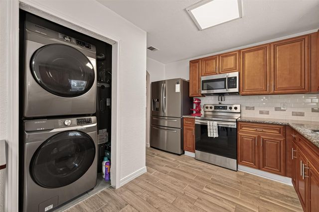 901 Temple Circle, Hitchcock, TX 77563