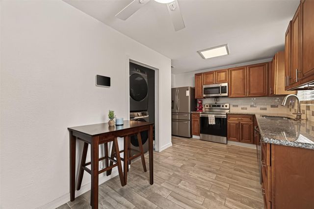 901 Temple Circle, Hitchcock, TX 77563