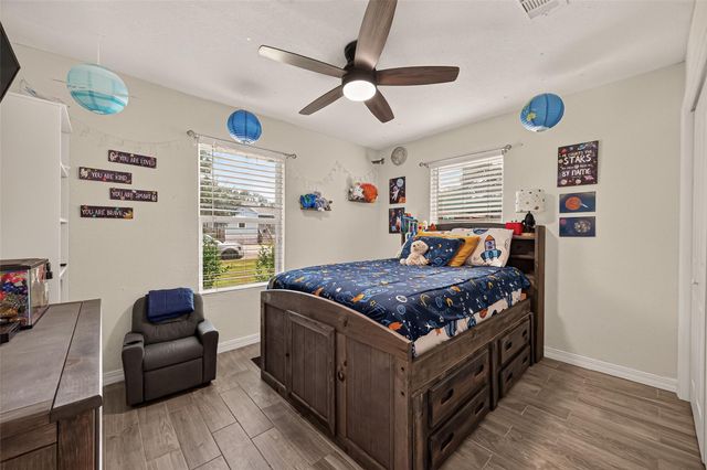 901 Temple Circle, Hitchcock, TX 77563