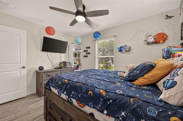 901 Temple Circle, Hitchcock, TX 77563