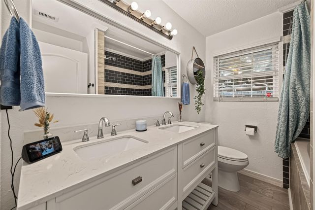 901 Temple Circle, Hitchcock, TX 77563