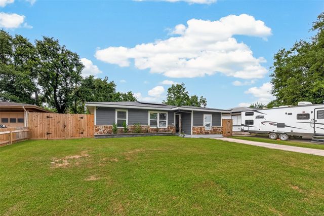 901 Temple Circle, Hitchcock, TX 77563