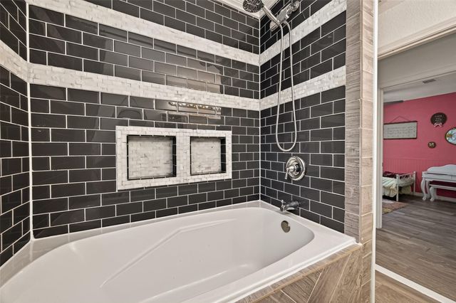 901 Temple Circle, Hitchcock, TX 77563