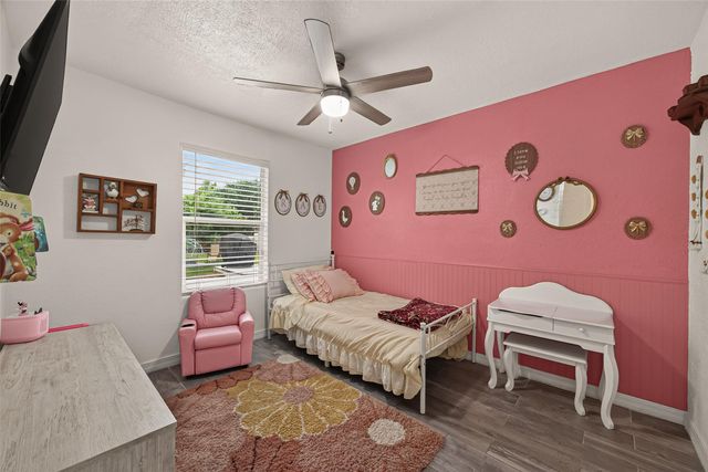 901 Temple Circle, Hitchcock, TX 77563