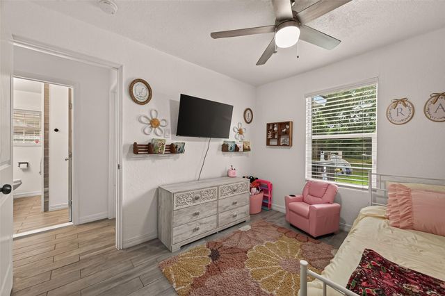 901 Temple Circle, Hitchcock, TX 77563