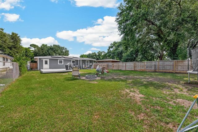 901 Temple Circle, Hitchcock, TX 77563