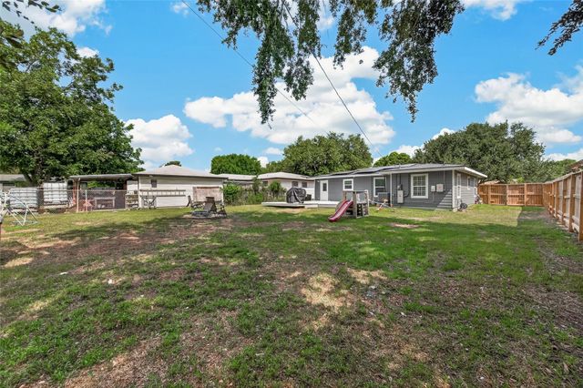 901 Temple Circle, Hitchcock, TX 77563