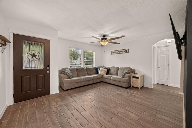 901 Temple Circle, Hitchcock, TX 77563