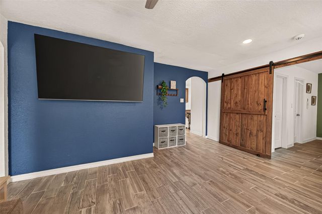 901 Temple Circle, Hitchcock, TX 77563