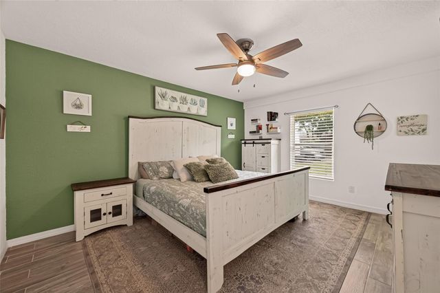 901 Temple Circle, Hitchcock, TX 77563