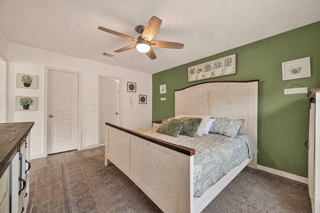 901 Temple Circle, Hitchcock, TX 77563