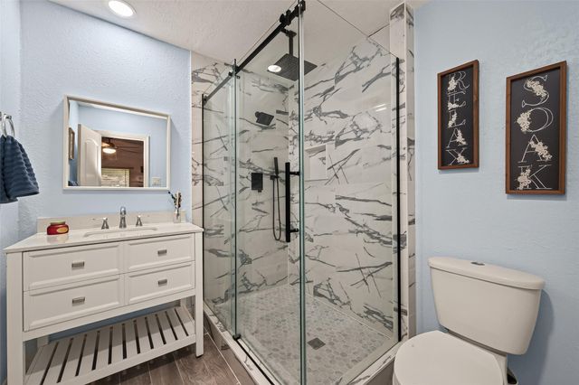 901 Temple Circle, Hitchcock, TX 77563