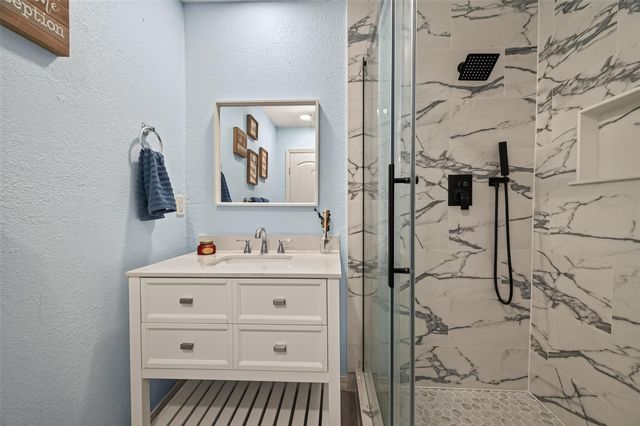 901 Temple Circle, Hitchcock, TX 77563