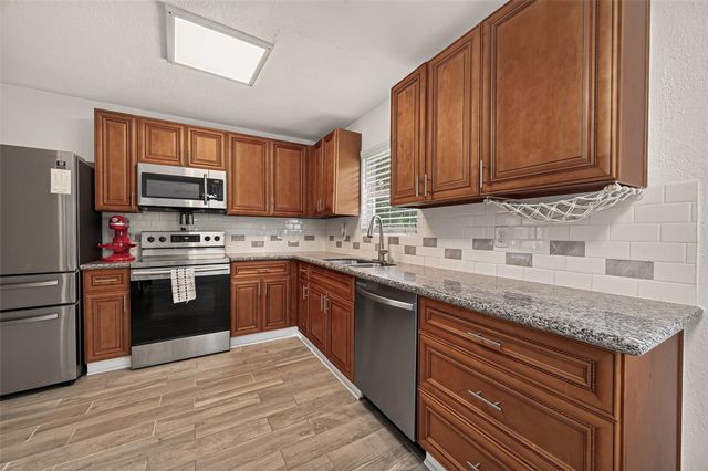 901 Temple Circle, Hitchcock, TX 77563