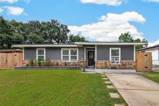 901 Temple Circle, Hitchcock, TX 77563