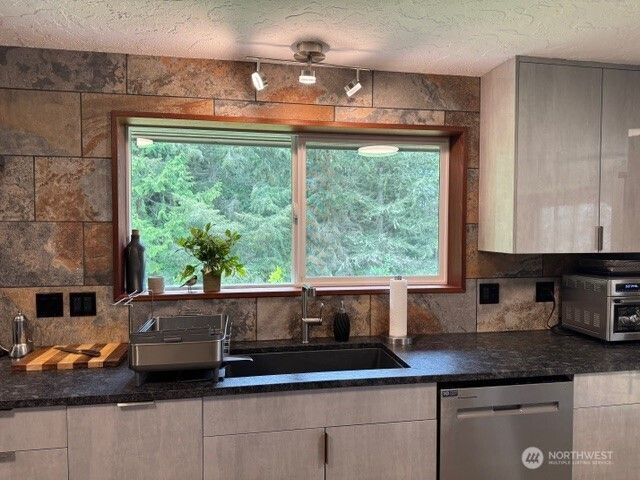 94 Raccoon Road, Sequim, WA 98382