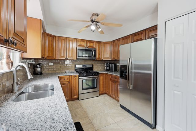 154 AUGUSTA Drive, Streamwood, IL 60107