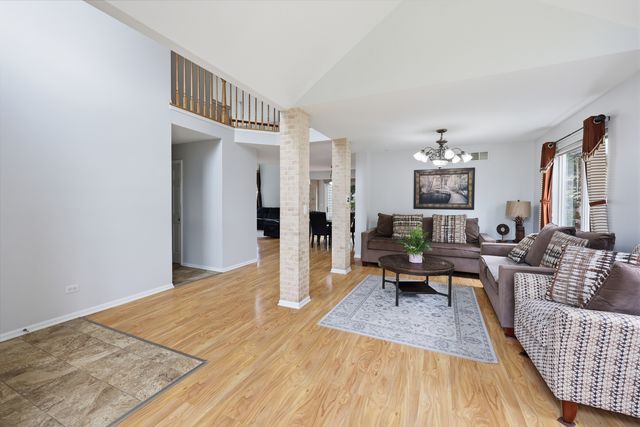 154 AUGUSTA Drive, Streamwood, IL 60107