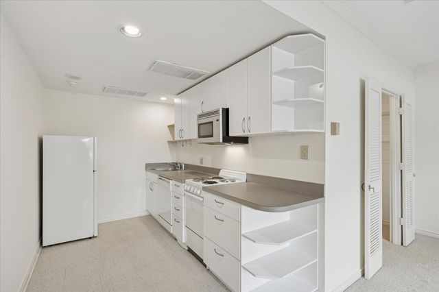 6211 W Northwest Highway G124, Dallas, TX 75225