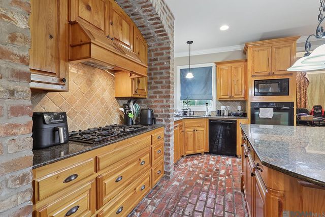 28927 Nottaway Dr, Livingston, LA 70754