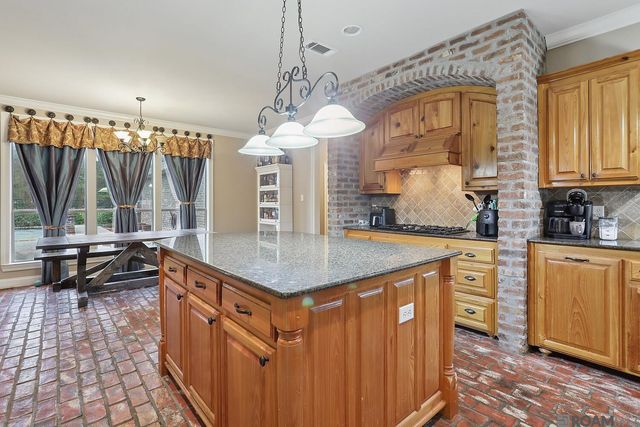 28927 Nottaway Dr, Livingston, LA 70754