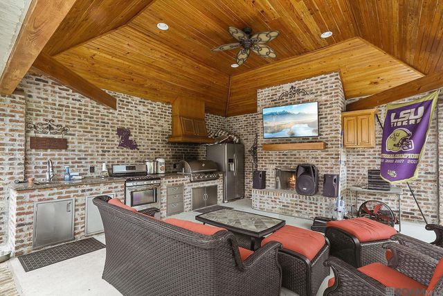 28927 Nottaway Dr, Livingston, LA 70754