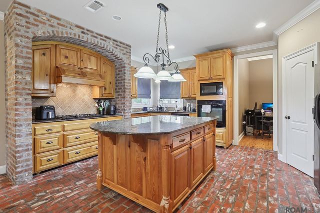 28927 Nottaway Dr, Livingston, LA 70754