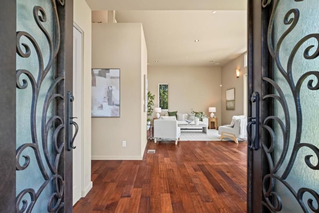 Image 5 of property listing at Address unavailable.