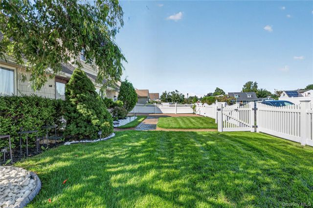 114 Southberry Lane, Levittown, NY 11756