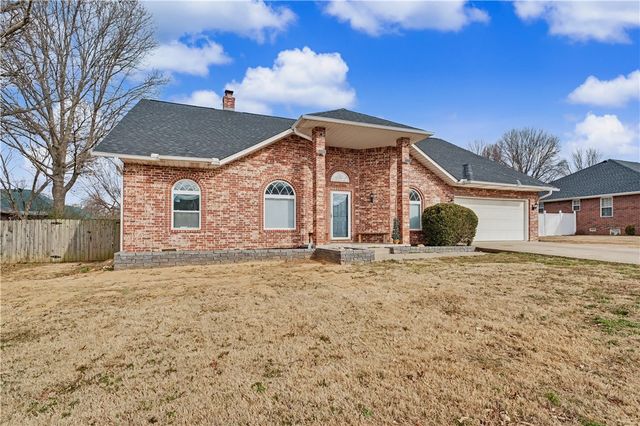 910 Raintree Court, Siloam Springs, AR 72761