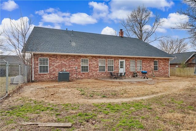 910 Raintree Court, Siloam Springs, AR 72761