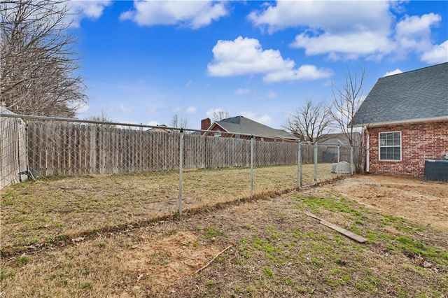 910 Raintree Court, Siloam Springs, AR 72761