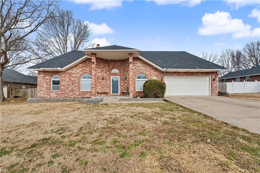 910 Raintree Court, Siloam Springs, AR 72761