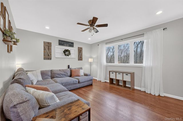 8 Ridge Road, Wallkill, NY 12589